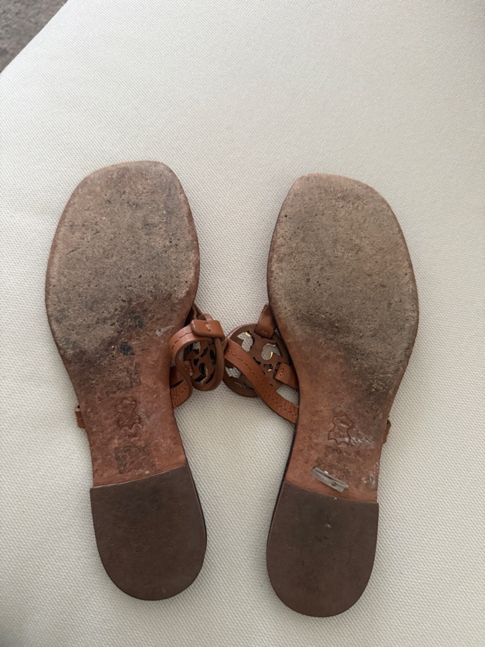 Tory Burch Tan Leather Thong Sandals with Gold Logo - Picture 6 of 6